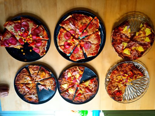 Pizza aus dem Holz-Backofen im Keller